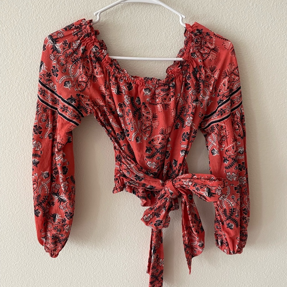 Off-the-shoulder cropped tie top. Size S